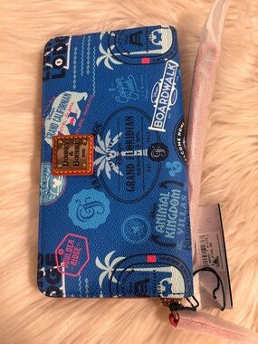 NEW Dooney & Bourke Disney DVC
Vacation Club Zip Wristlet Wallet